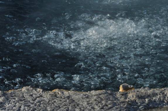 Diversas fontes de água fervente na área do Old Faithful, no Yellowstone National Park, em Wyoming, nos Estados Unidos